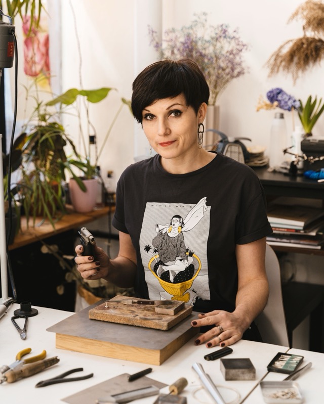 Portrait von Helene Brandt in ihrem Atelier